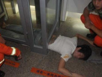 Желая «догнаться», пьяный китаец застрял в банкомате