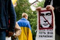 «Руки прочь от Украины». Жители Вильнюса устроили пикет под российским посольством