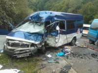 На Закарпатье в лобовом столкновении микроавтобусов погибли 2 человека. Еще 8 получили травмы