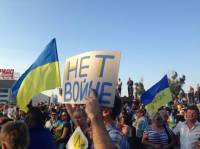 Жители Мариуполя провели митинг против агрессии России