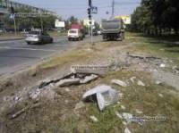 В Киеве водитель грузовика, проморгав «красный» сигнал светофора, снес бетонный столб
