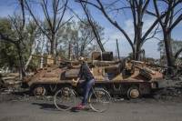 Останки украинской техники под Луганском собирают толпы зевак и боевиков