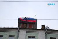 В Киеве на высотке появился огромный флаг России со свастикой