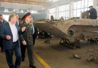 Министру обороны в Житомире показали, как ударно ремонтируется техника для фронта