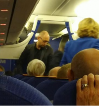 Если верить соцсетям, Яценюк отправился в Нью-Йорк эконом-классом. Фото из самолета
