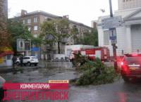 Из-за урагана в центре Днепропетровска случился транспортный коллапс