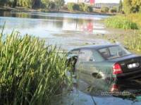В Киеве водитель утопил свою «Мазду» в канале и сбежал