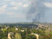 Пользователи соцсетей утверждают, что в Донецке снаряд попал на территорию завода. Фото и видео