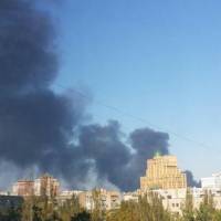 В районе донецкого аэропорта, штурмуемого боевиками, начался сильный пожар