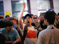 Активисты в Гонконге разблокировали правительственный комплекс и пустили чиновников на работу