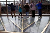 В Эйфелевой башне для любителей острых ощущений соорудили этаж со стеклянным полом