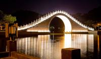Так выглядит один из самых необычных мостов в мире. Мрамор, резные птицы и драконы