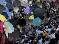 В Гонконге возобновились столкновения митингующих с полицией