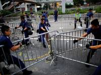 В Гонконге полиция начала убирать баррикады протестующих