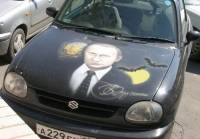 Есть оригиналы, которые не придумали ничего умнее, кроме как украсить свое авто… портретом Путина