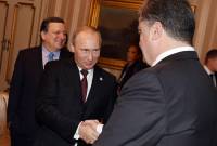 Порошенко не побрезговал пожать руку Путину на встрече в Милане. Но сел рядом с Меркель