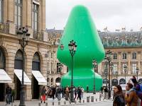 В центре Парижа так старательно монтировали рождественскую елку, что получилась… гигантская секс-игрушка