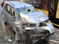 В Киеве водитель внедорожника так спешил, что помял сразу две маршрутки