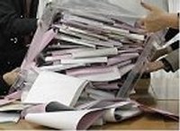На одном из избирательных участков в Артемовске члены избиркома испортили половину бюллетеней