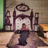 В Лос-Анджелесе парень... рисует дома для бездомных