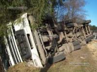 На Закарпатье перевернулась фура и чуть не рухнула в пропасть