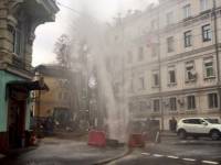 Морозы еще не ударили, а в центре Киева из-под земли уже бьет фонтан горячей воды