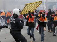 В столице Бельгии разъяренная толпа набросилась на полицейских, которые попытались ее разогнать