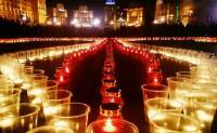 Украинцы в 22 городах одновременно выложили трезубец из свечей