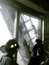 В Нью-Йорке спасли мойщиков окон, застрявших на стене ТЦ... на высоте 50-го этажа