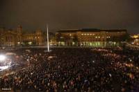 Более десяти тысяч венгров оцепили здание парламента, протестуя против коррупции