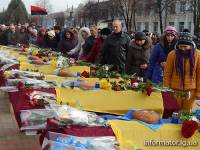 На Луганщине попрощались с неопознанными украинскими воинами. Многие люди не могли сдержать слезы