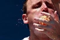 Американец умудрился за 10 минут съесть больше 4 кг мяса