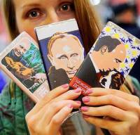 То ли культ личности, то ли маразм. В России уже начали выпускать шоколад с изображением Путина
