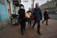 Россияне решили, что пришло время окончательно «похоронить» рубль