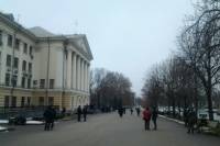 В Запорожье недовольная толпа требует отставки мэра и демонтажа всех памятников Ленину и Дзержинскому. Сотню митингующих запустили внутрь
