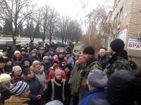 Украинские военные продолжают помогать жителям Донбасса