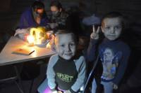 Жизнь в бомбоубежищах... Донецкие детишки просят Деда Мороза принести им колбасы, сыра и яиц