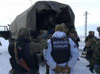 «Прижаться к поребрику»... Вот так российские военные досматривают киборгов по пути в донецкий аэропорт