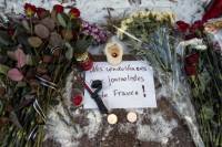 Киевляне усеяли цветами вход в посольство Франции