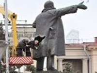 В Славянске неспокойно из-за памятника Ленину