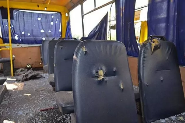Террористы, обстреливая украинский блокпост под Волновахой, попали в рейсовый автобус. 10 человек погибли, 13 – ранены