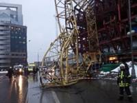 Пока Путин занят войной с украинцами, в Москве обледеневший башенный кран упал на дорогу, раздавив автомобиль