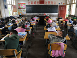 В китайской школе ввели «платную услугу» для школьников, желающих вздремнуть на перемене