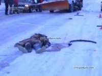 В Мариуполе маршрутка насмерть сбила водителя посыпальной машины, который остановился починить свое авто
