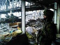 Донецкий аэропорт все еще под обстрелом. Силы АТО пытаются эвакуировать раненых