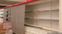 Борьба с кризисом по-путински. В аннексированном Крыму пустые полки супермаркетов начали… закрывать занавесками