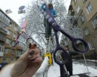 В Киеве появились 4-метровые ножницы