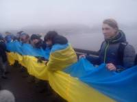 В Киеве активисты живой цепью соединили оба берега Днепра