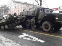 В Донецке боевики на бронетехнике протаранили пассажирский автобус. Фото с места событий