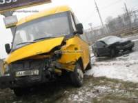 В Киеве «подрезанная» «Шкода» влетела в маршрутку. Пострадали 4 человека